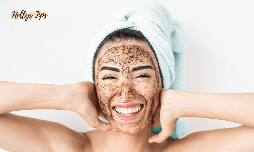Smilende kvinde med naturlig ansigtsscrub og håndklæde i håret, klar til hudpleje