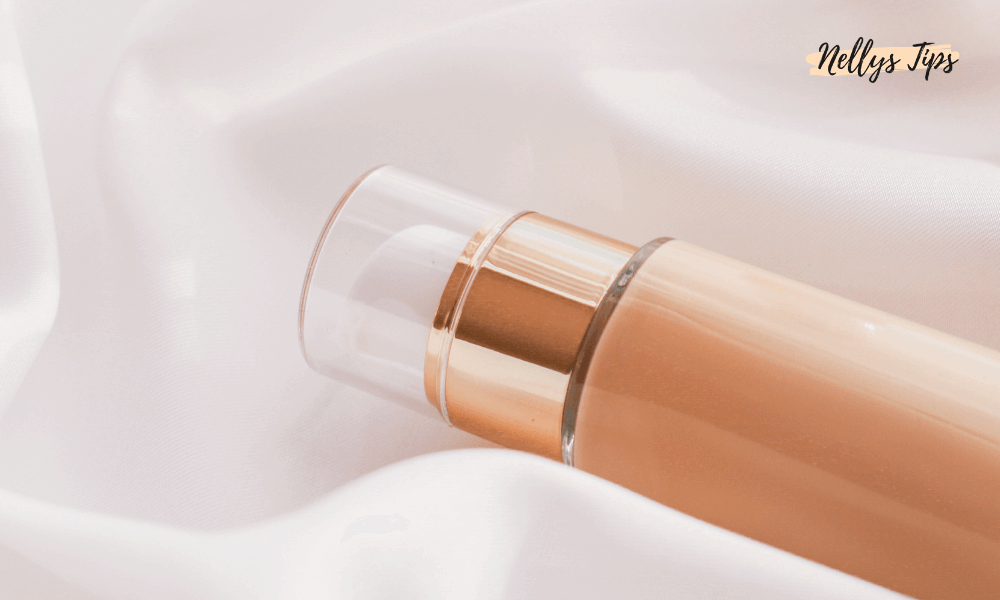 Foundationflaske med pumpe i beige tone, ideel til en jævn hudtone med glød