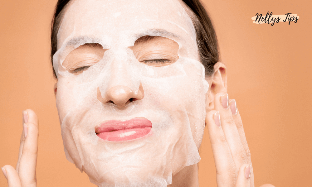 Kvinde med fugtgivende sheet mask til ansigtet, ideel til pleje og glød