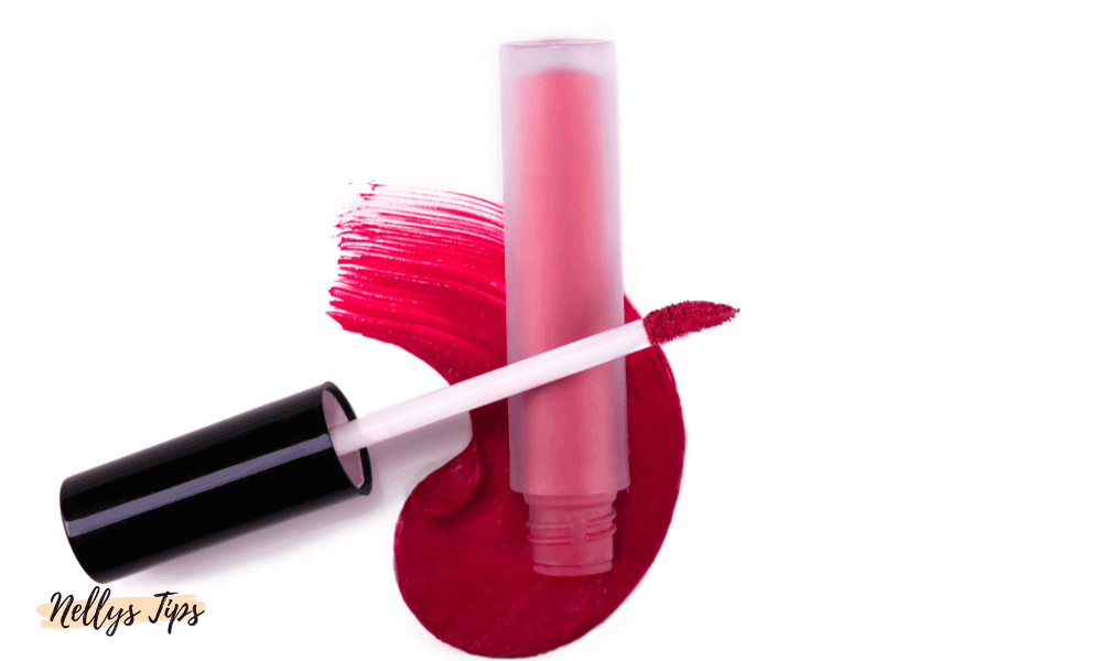 Rød flydende læbestift med applikator og swatch i baggrunden, skarp pigmentering