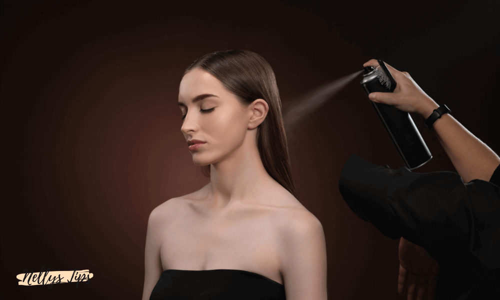 Stylist sprayer hårspray på kvindes glatte hår under professionel styling