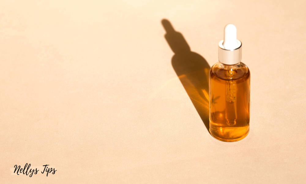 Guldfarvet øjenserum i glaspipetteflaske, perfekt til lys og varm produktfotografering.