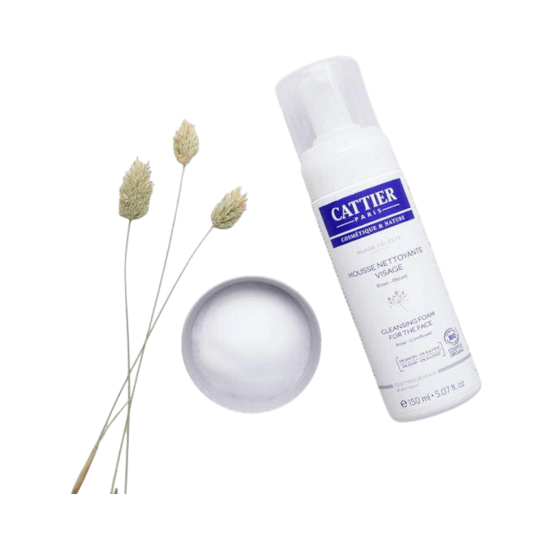 Cattier Paris skumrens med rose og kornblomst til sensitiv ansigtshud, økologisk og mild.