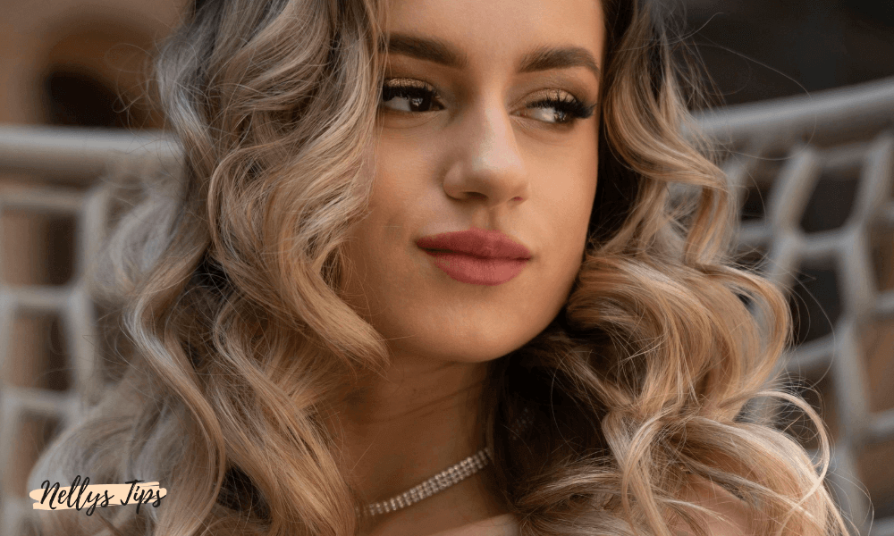 Kvinde med definerede, voluminøse krøller og glamourøst look