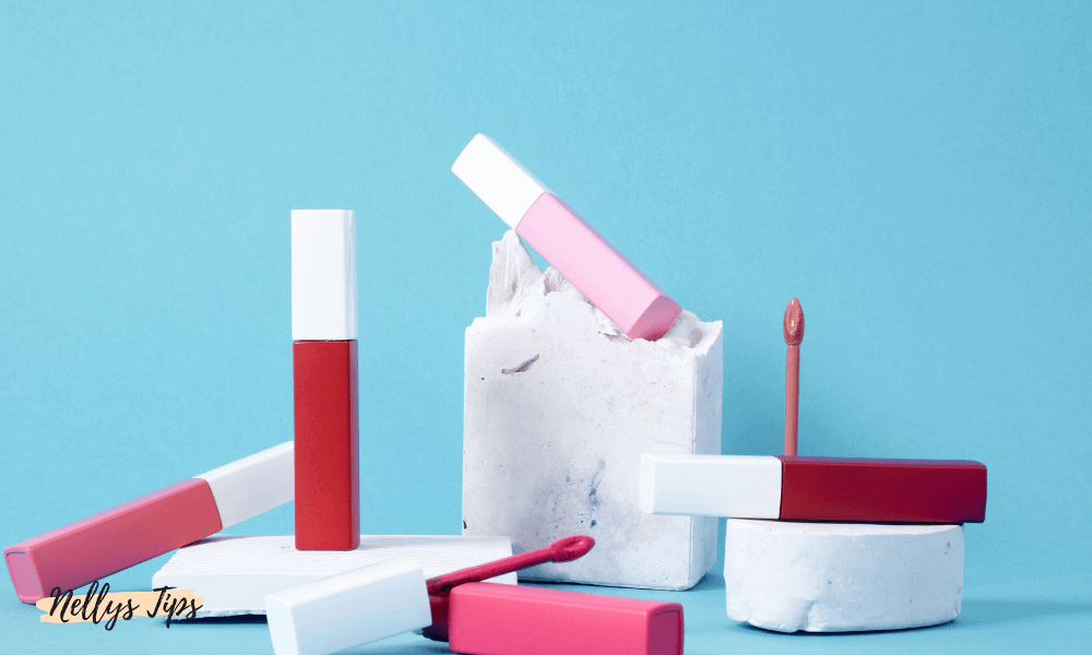 Flere flydende læbestifter i forskellige farver og emballager, klar til påføring