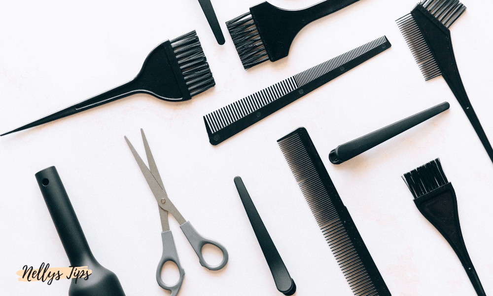 Sæt med frisørværktøj inkl. kamme, sakse og farvepensler – velegnet til professionel hårstyling.