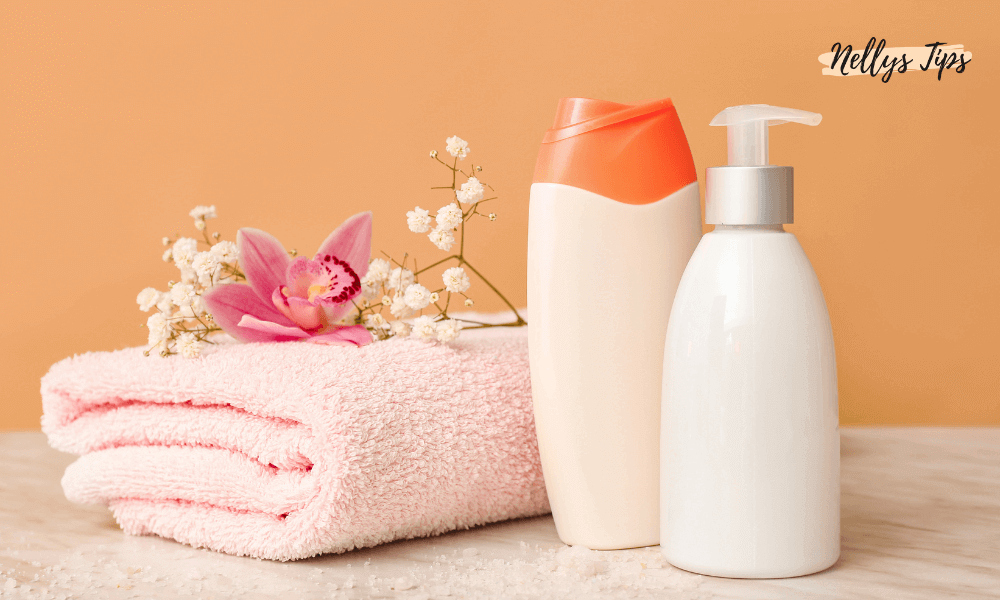 Sæt med intimplejeprodukter, lyserødt håndklæde og blomster – symbol på velvære og renhed.