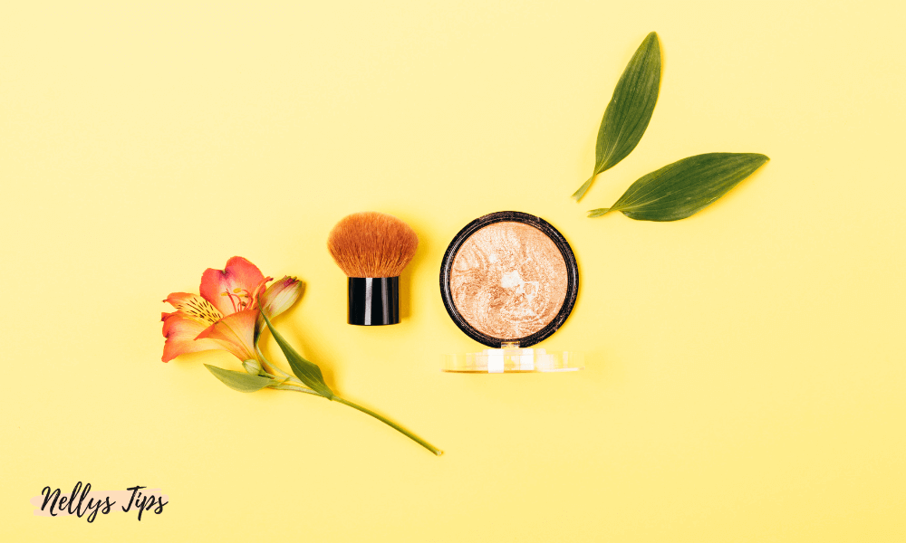 Kabuki-børste med gylden finish, highlighter og dekorative blade – ideel til glöd och finish.
