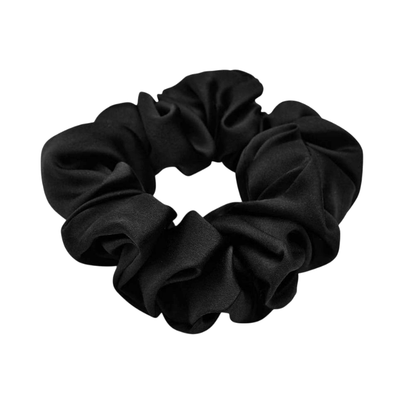 Sort silk scrunchie fra Lenoites, skånsom og luksuriøs for alle hårtyper.