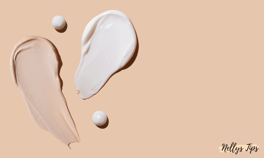 To swatches af natcreme og lotion på beige baggrund, illustrerer tekstur og farve.