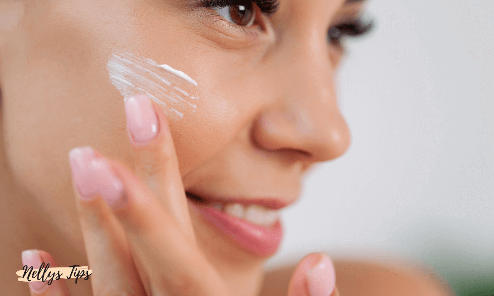 Kvinde påfører skin tint med pipette for naturlig og glansfuld finish