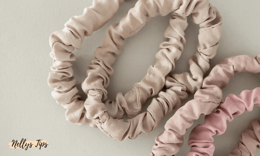 Bløde stofbeklædte scrunchies i beige og rosa, perfekte til skånsom håropsætning.