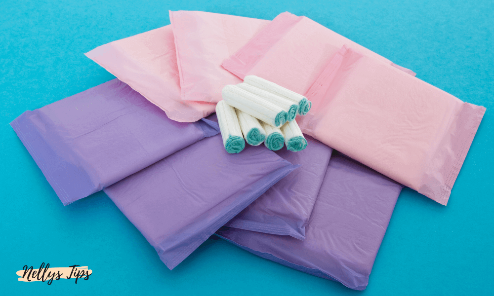 Tamponer og bind i lyserød og lilla indpakning lagt ud i vifteform